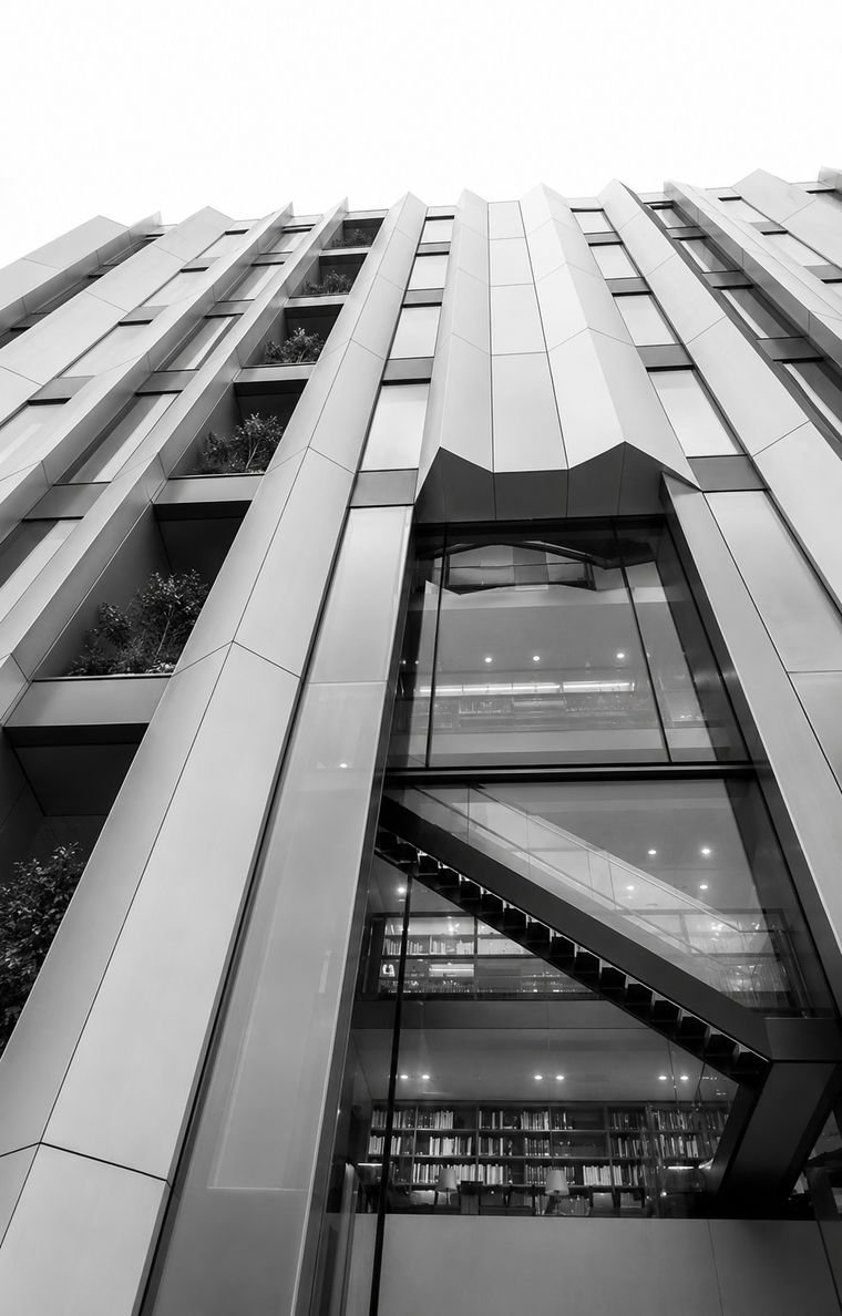 Façade contemporaine en aluminium, ouverture vitrée sur les plateaux intérieurs