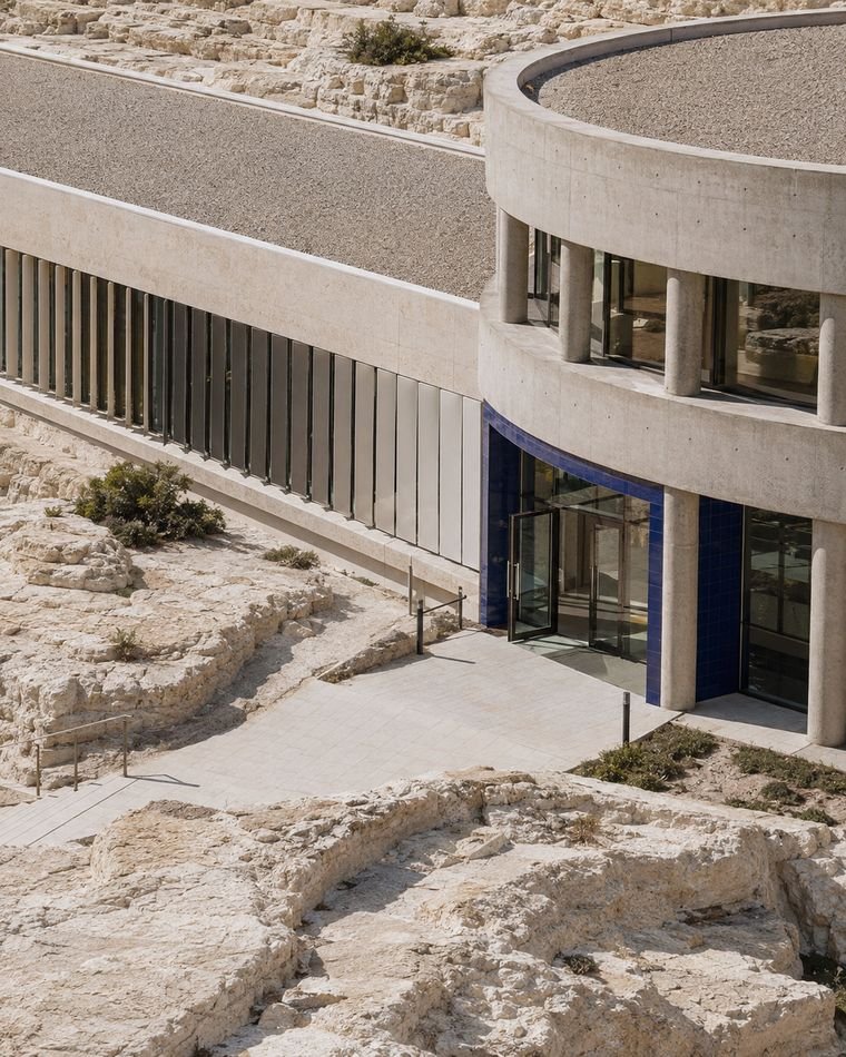 Bâtiment bas posé sur un plateau rocheux en bord de mer