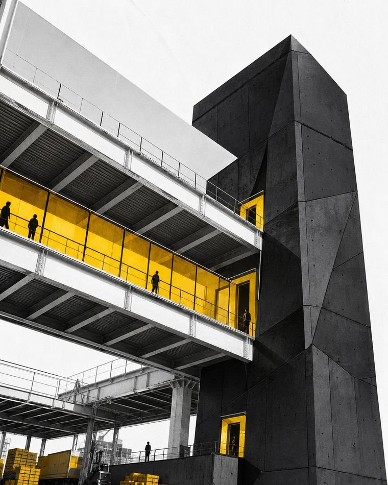 Passerelles et plateaux d’un bâtiment industriel réhabilité, volume noir anguleux au premier plan